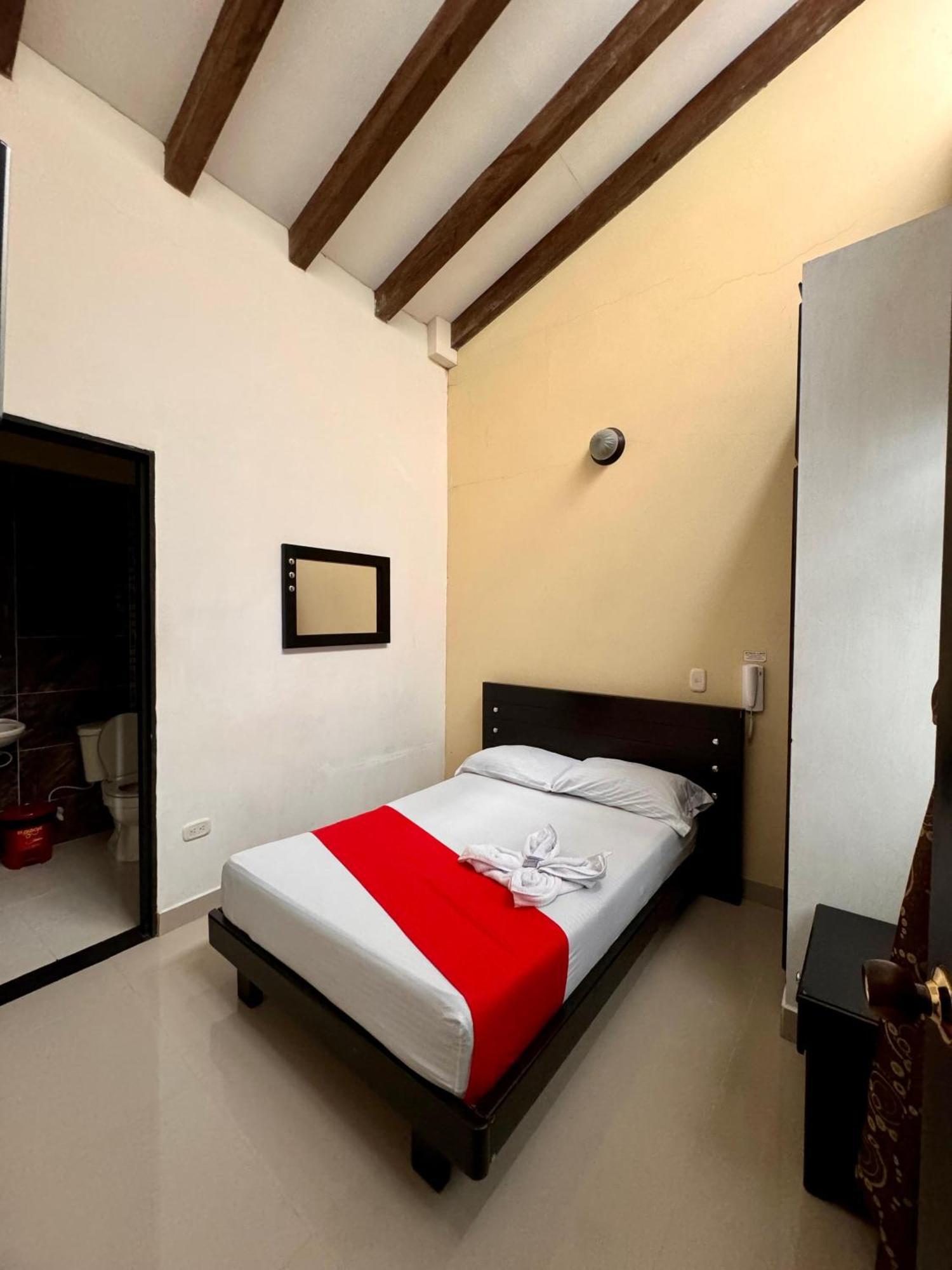 Hotel Portal Dorado Маринилья Экстерьер фото