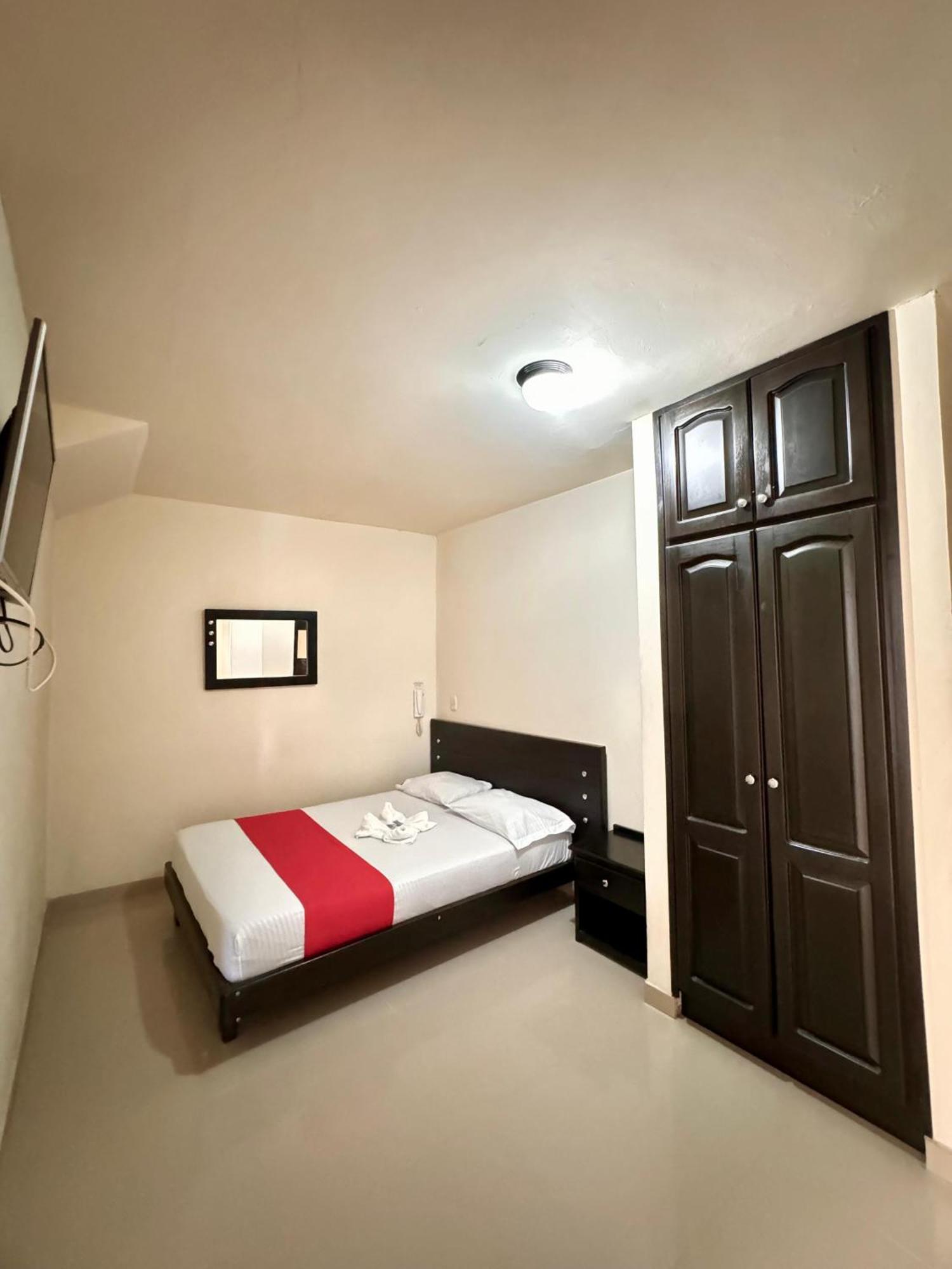 Hotel Portal Dorado Маринилья Экстерьер фото